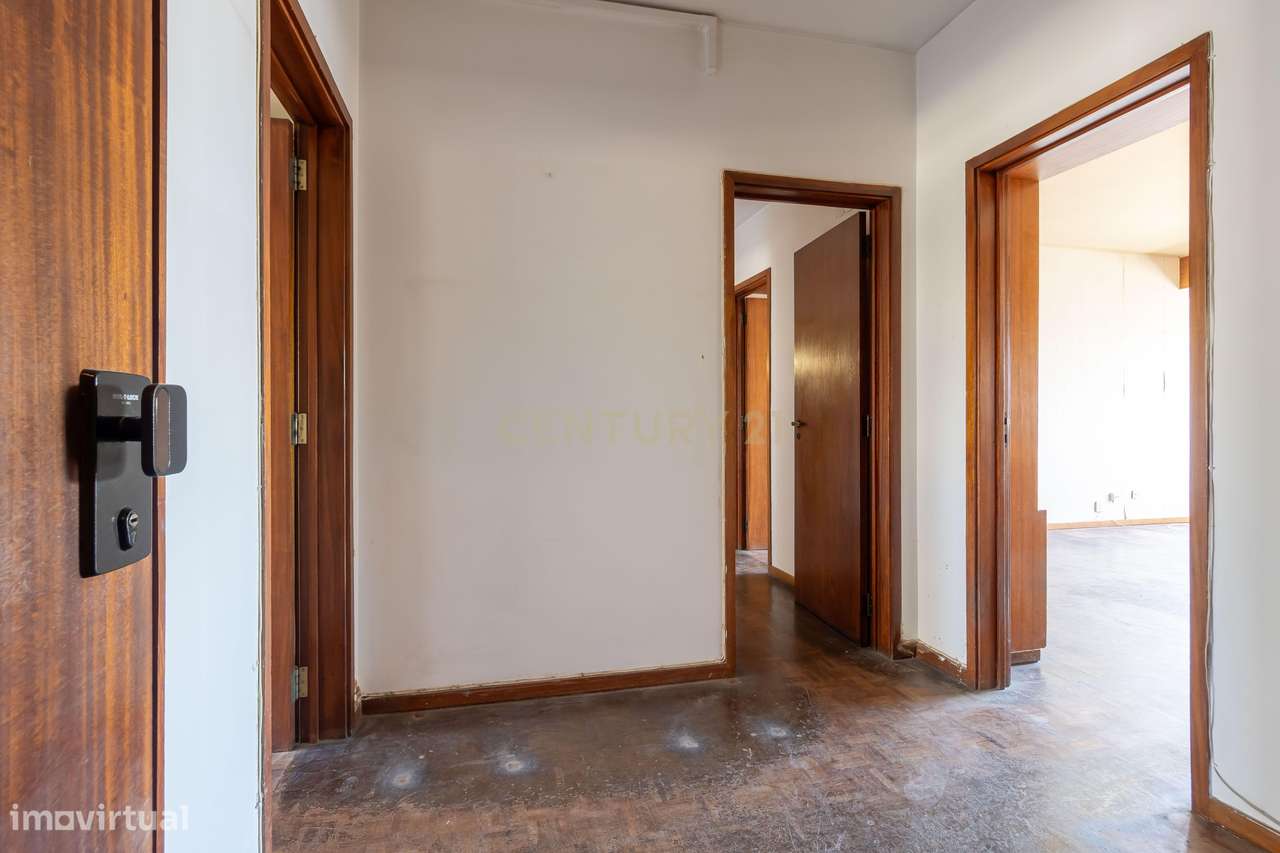 Miraflores | Luz, Espaço e Vistas Desafogadas para Criar uma Casa Únic-14
