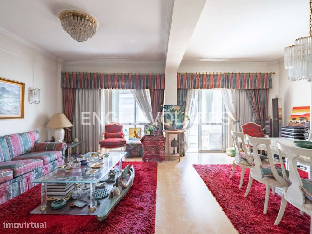 T3 espaçoso em Benfica com varanda e excelente luz natural - Grande imagem: 2/25