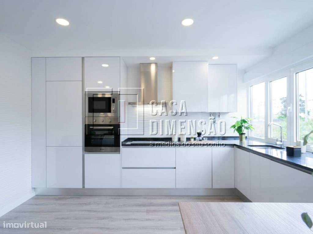 Apartamento de tipologia T3 com varandas em Benfica!!-1