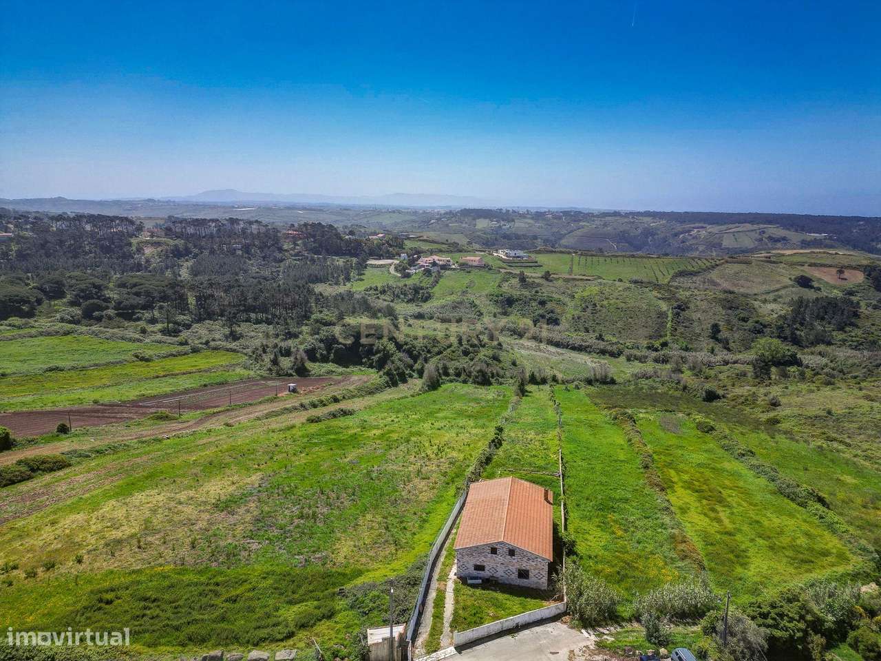 Moradia com Terreno Amplo e Vista Mar na Carvoeira-16