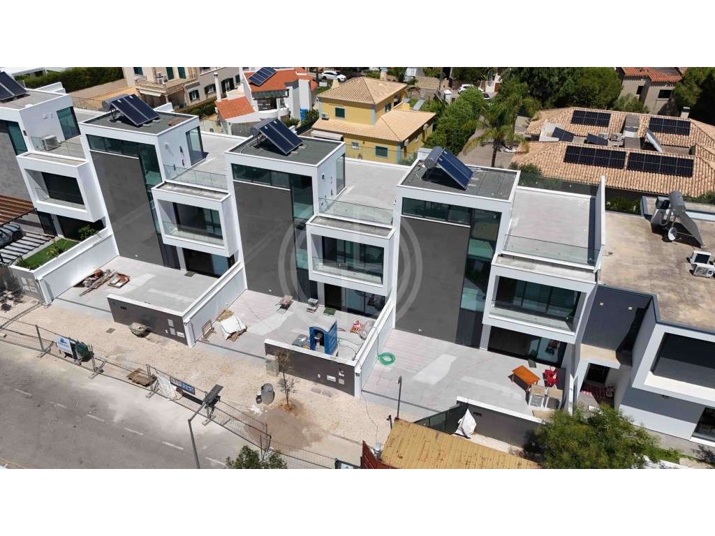 Moradia V3+1 com piscina privada em Gambelas-11