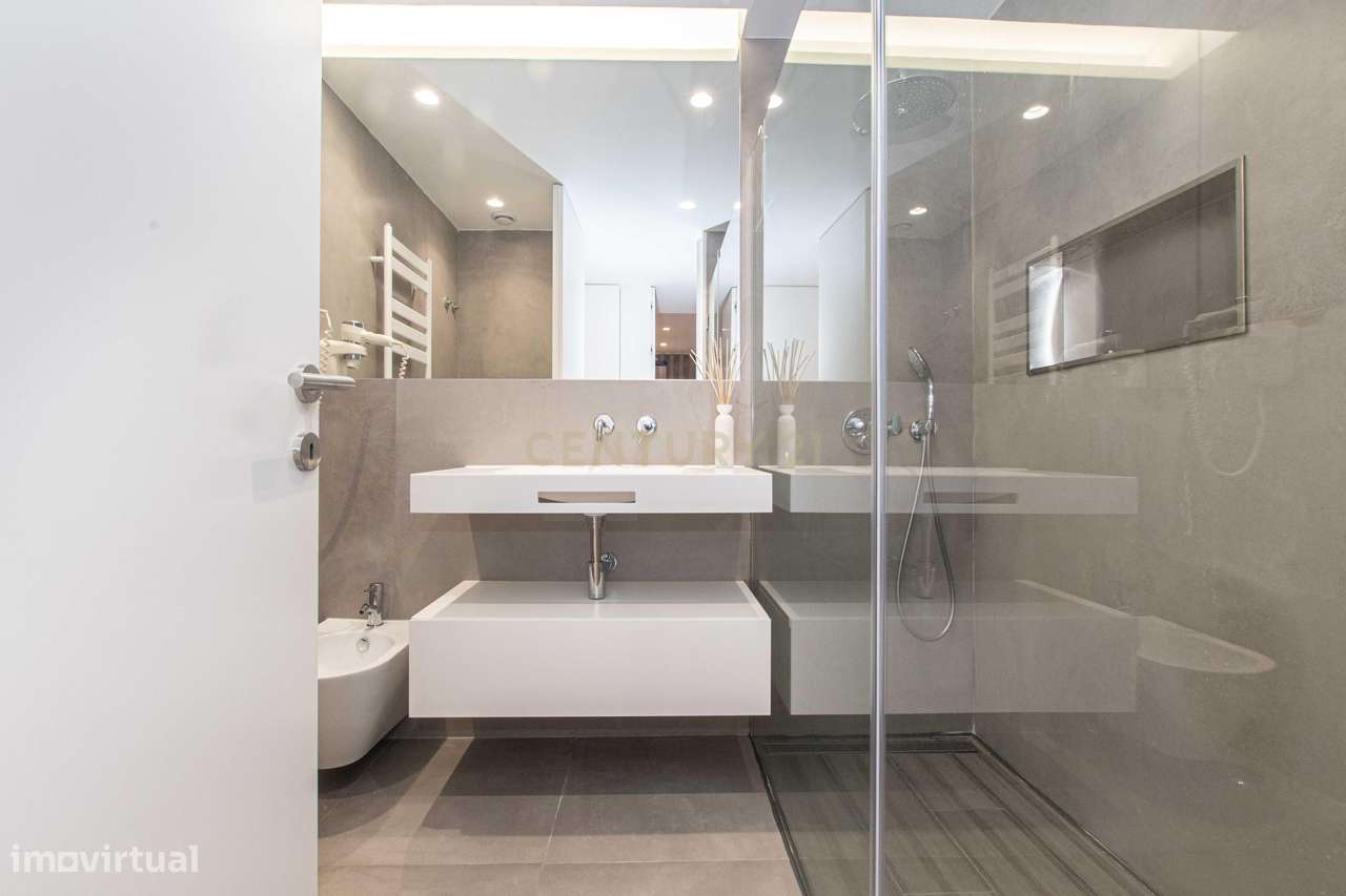 T4 Exclusivo com Terraço e Box para 2 Carros no Jardim da Amoreira-20