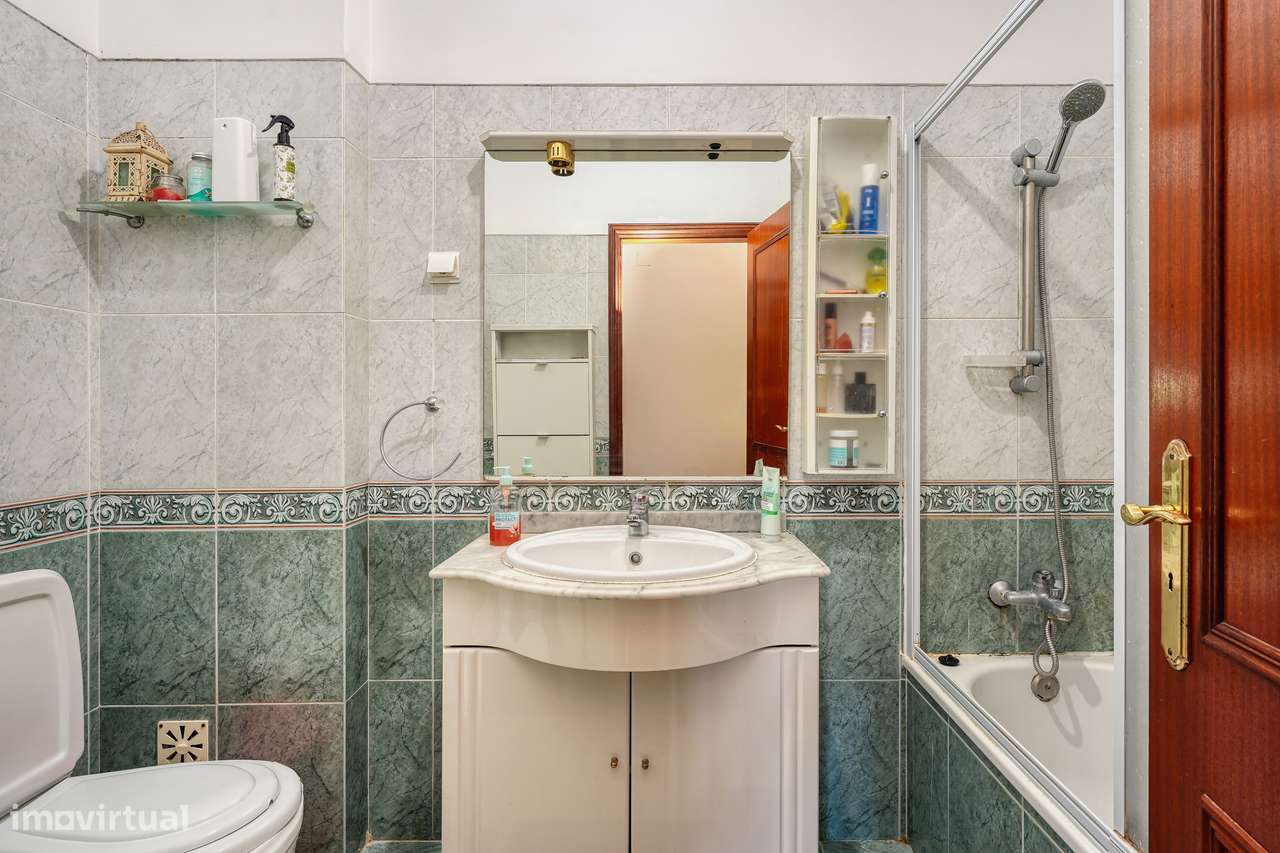 Apartamento T2 com garagem e elevador no Barreiro-9