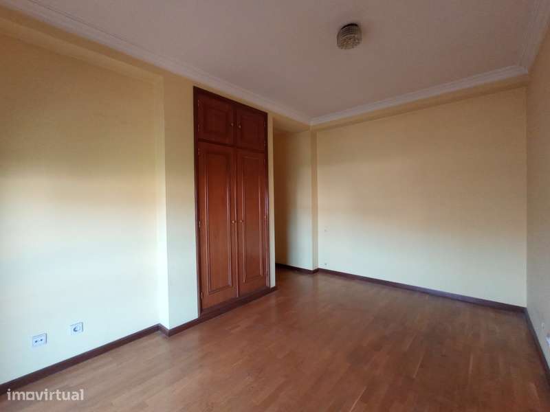 Apartamento T2 com Varanda em Rio Tinto, Gondomar-7