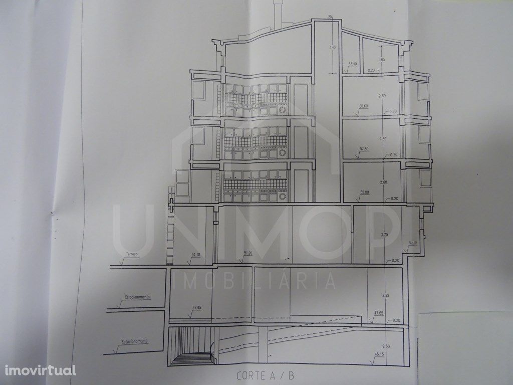 Lote no centro do Laranjeiro. Construção de prédio.