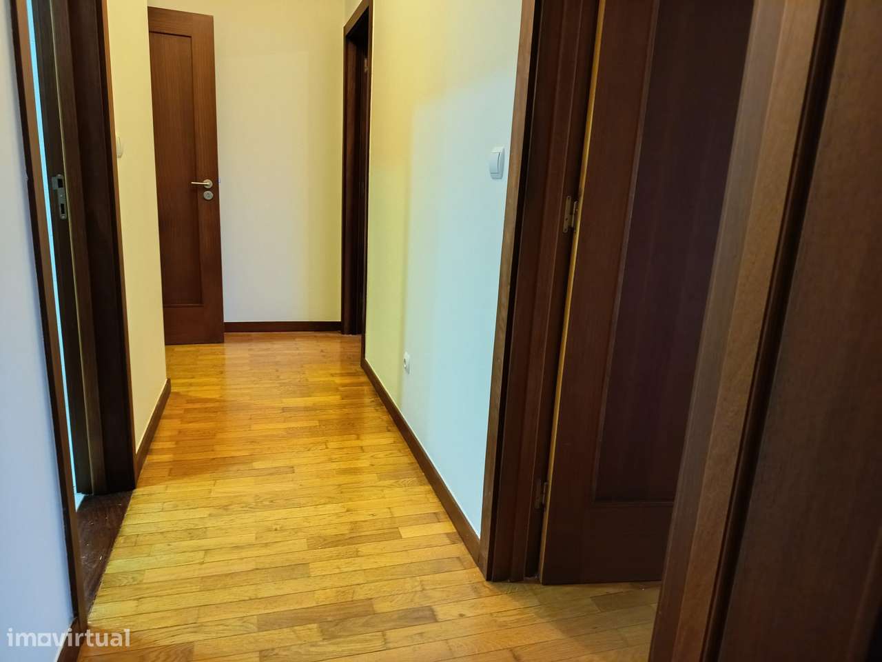 Magnífico T2, com 2 lugares de garagem, junto ao Mira Maia Shopping-15