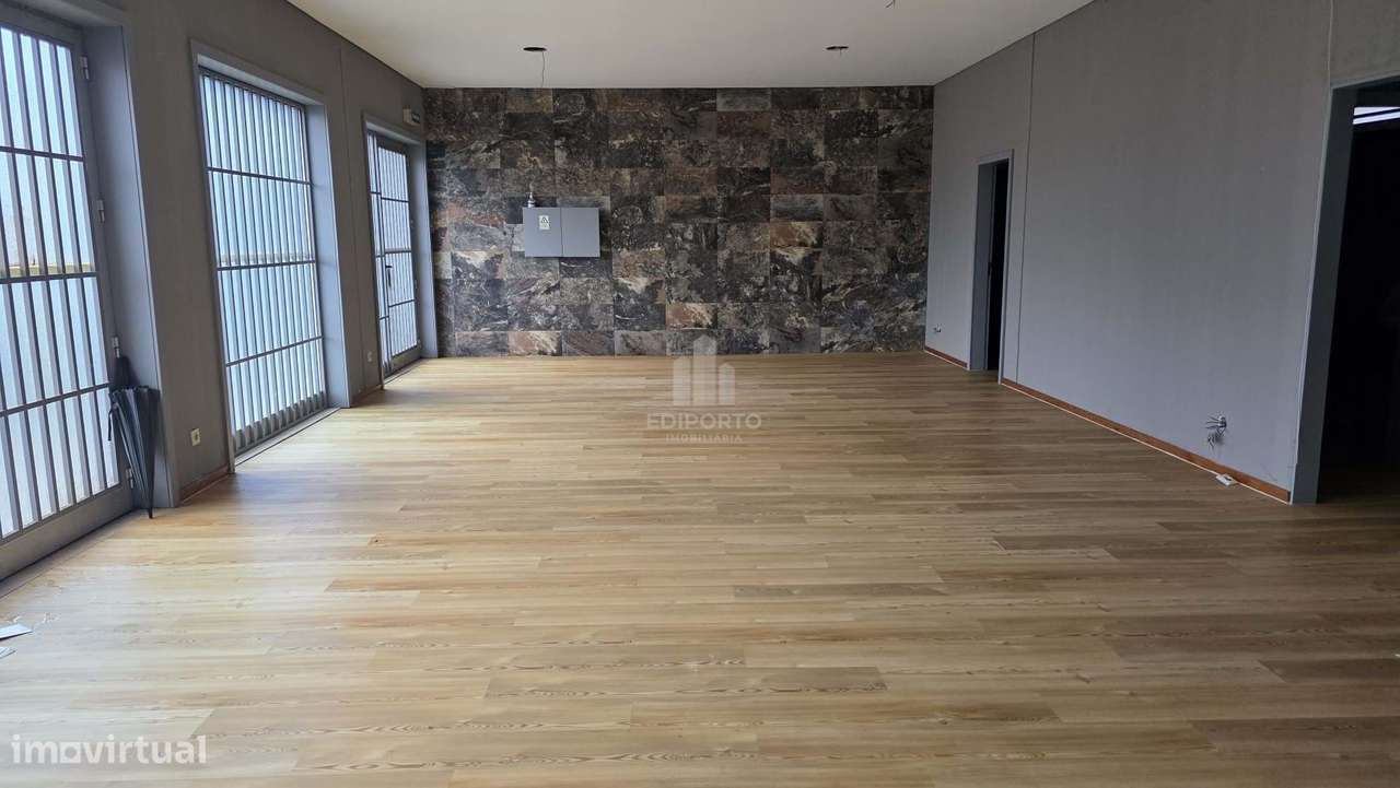 Loja com 103m2 com uma frente muito luminosa a 300m do metro na  Senho-5