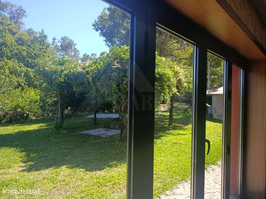 Moradia com terreno envolvente, espaços amplos e excelente potencial-15