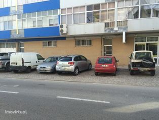 Vende-se ou arrenda-se armazém com 750 m2 em Loulé