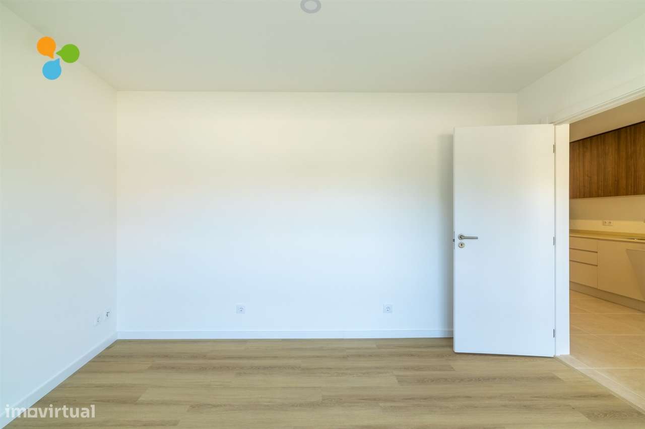 Apartamento T3 c/ Box e varanda, junto às faculdades-21