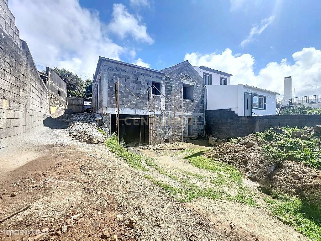 Moradia em Remodelação com Cave e Garagem – Lomba da Maia - Grande imagem: 5/23