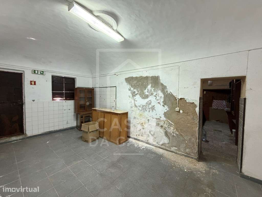 Moradia com espaço comercial com 657m2 em Albergaria dos Fusos-23