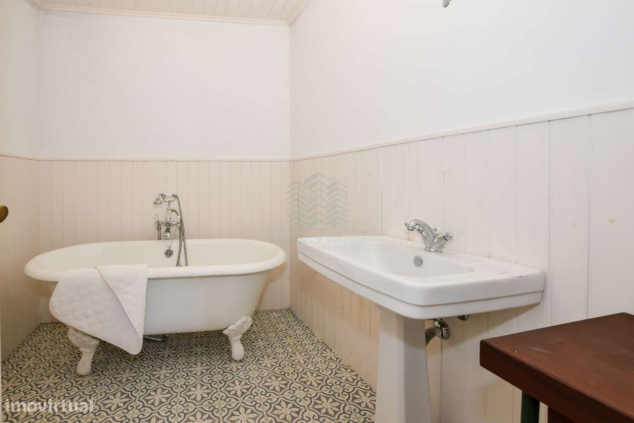 Moradia T3 remodelada com logradouro e terraço — Bugalhos-18