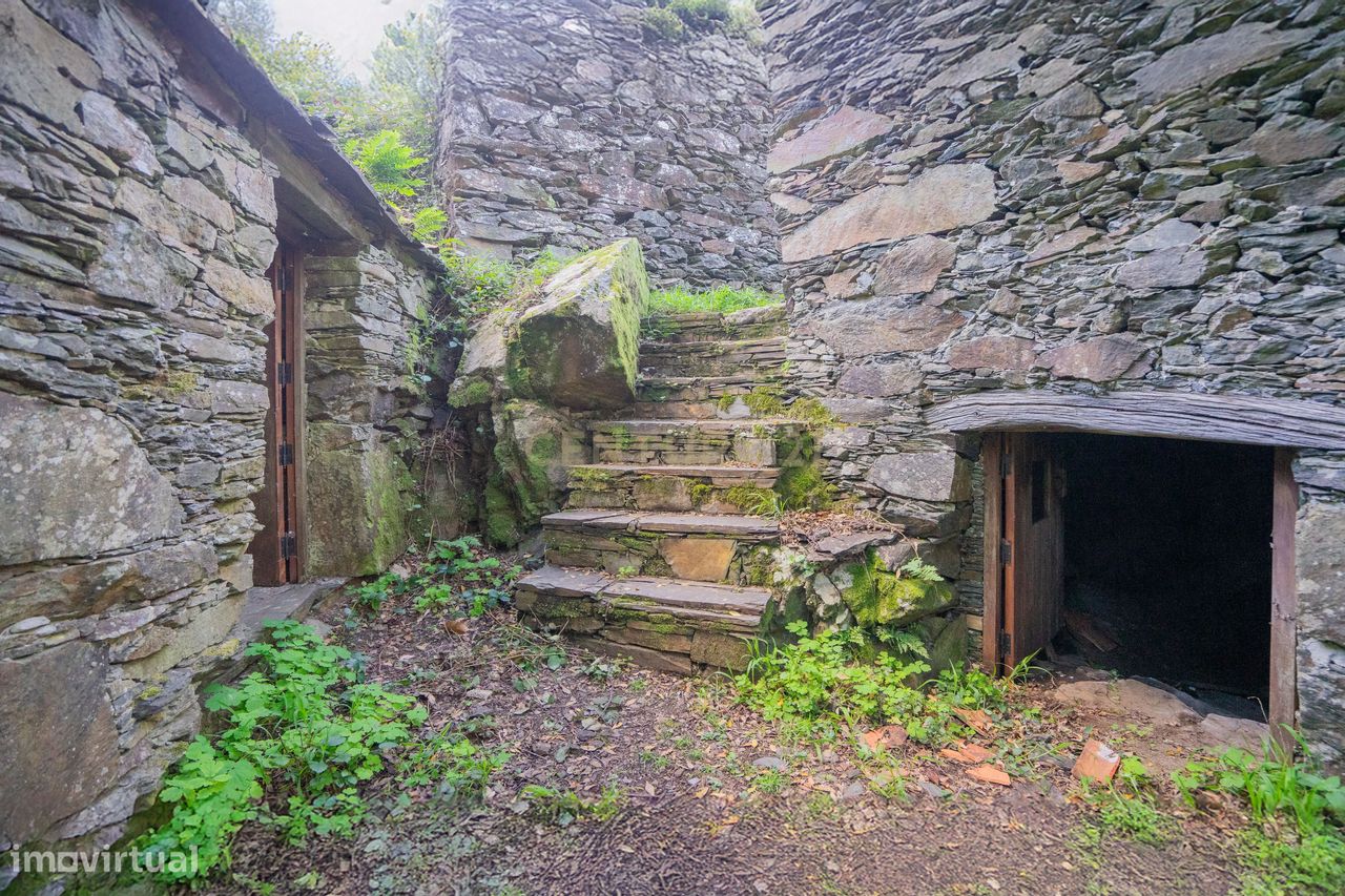 Duas casas de pedra para restaurar em aldeia de xisto. Junto de café e - Grande imagem: 1/12