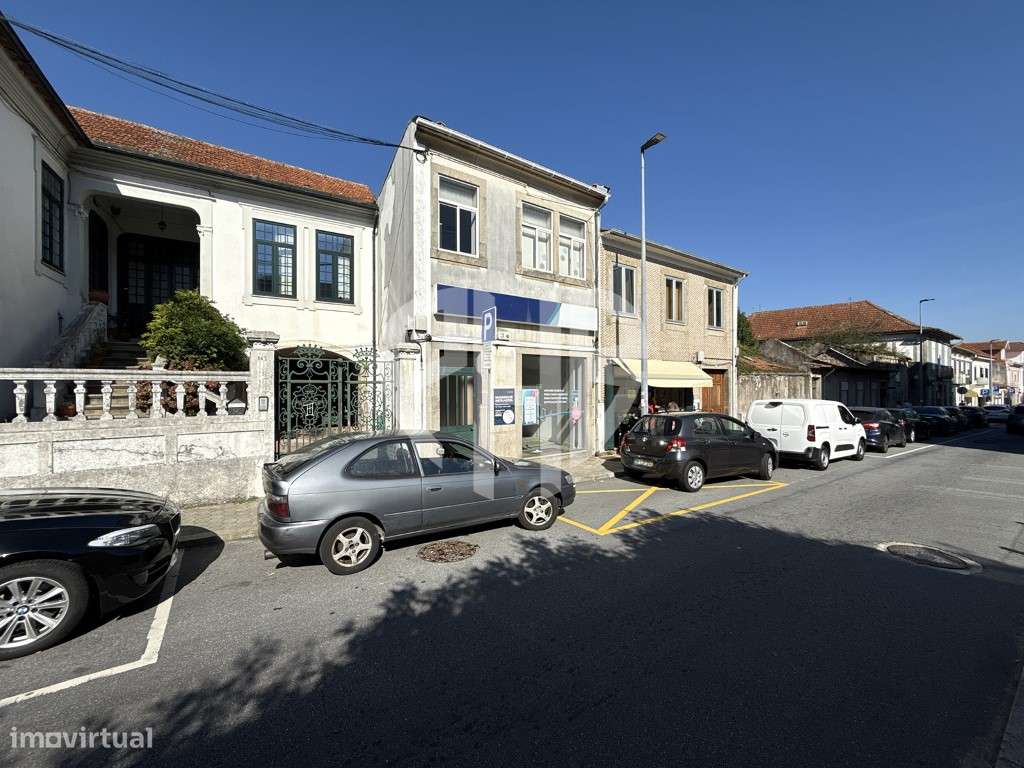 Edifício Comercial 2 Pisos // Rua do Padrão - Pedroso-38