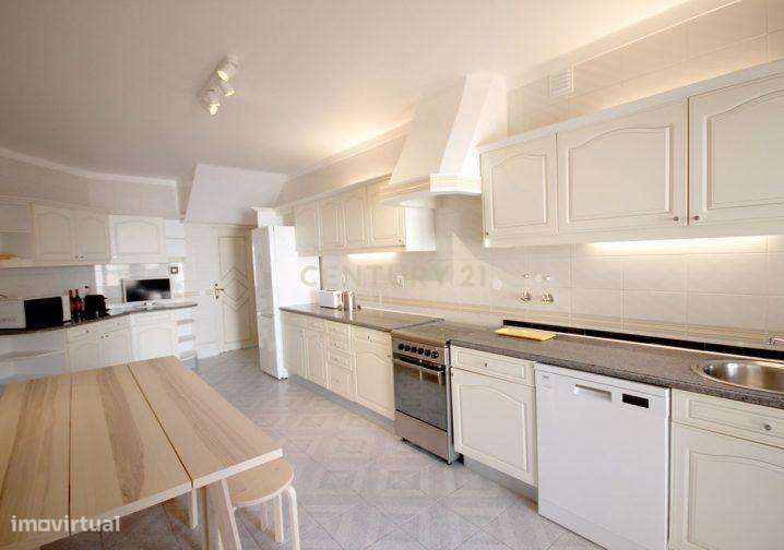 Apresentamos esta excelente moradia de três andares, situada numa das - Grande imagem: 5/22