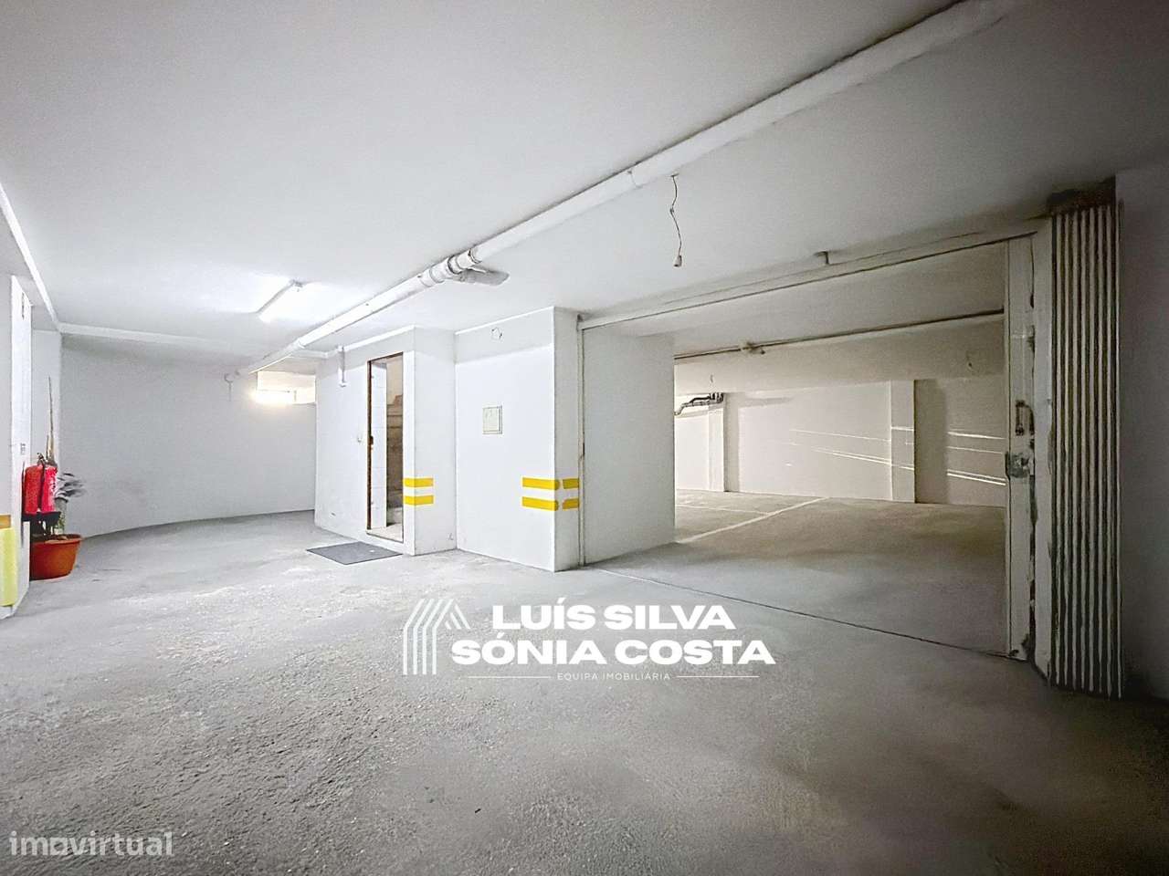 Garagem fechada c/ 166m2 & Estacionamento para 9 Carros no centro...-17