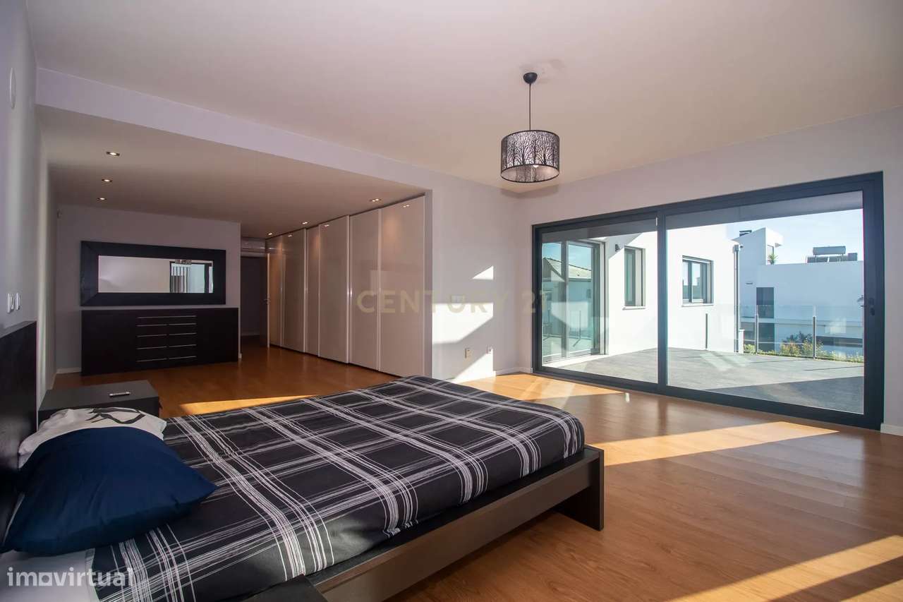 Viva o Luxo à Beira-Mar: Moradia Espetacular T5 com Piscina na Deslumb-32