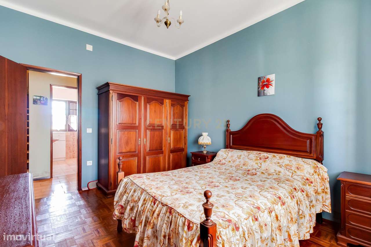 Moradia T4 com Potencial para 2 Frações  Terreno de 8.480 m²  Torres N-25