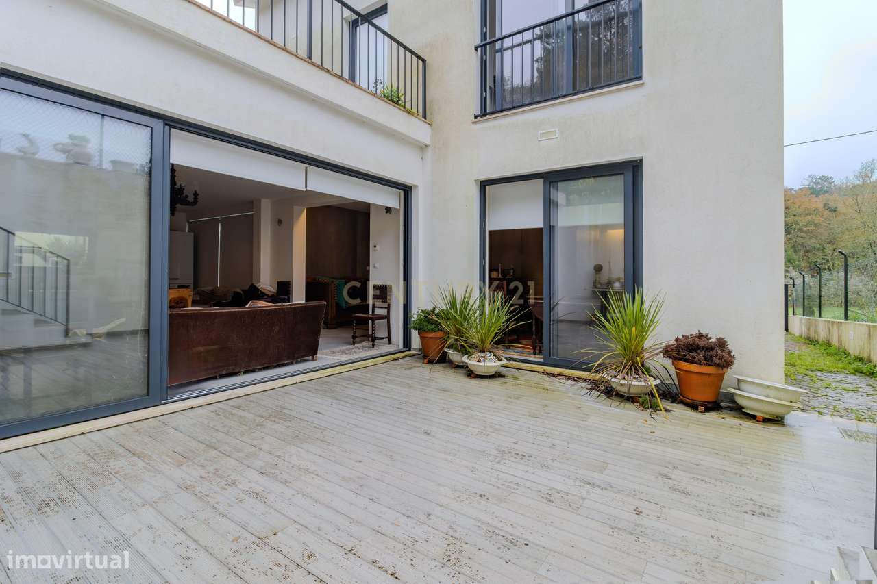 Moradia T3 de arquitetura contemporânea-8