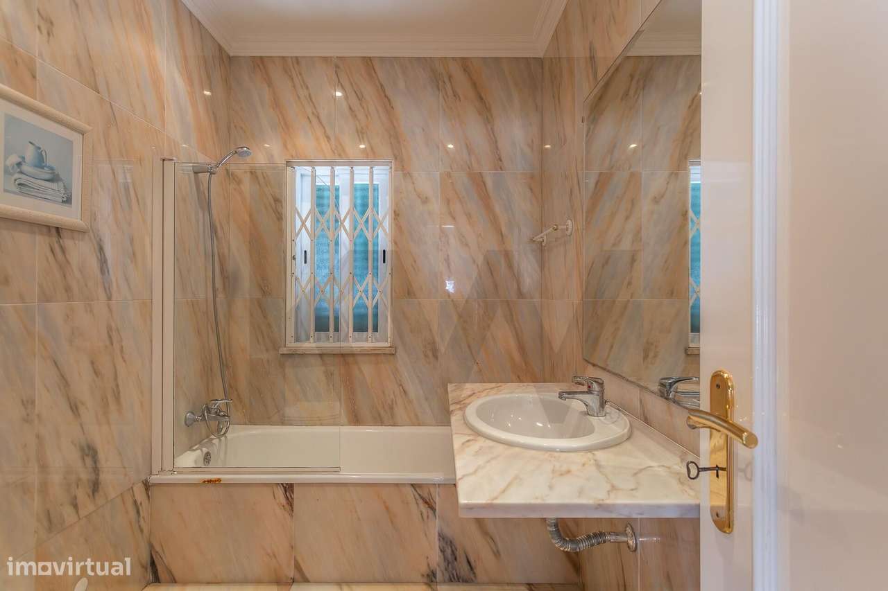 Moradia Isolada | 5 Quartos, Jardim, Garagem para 4 Carros-19