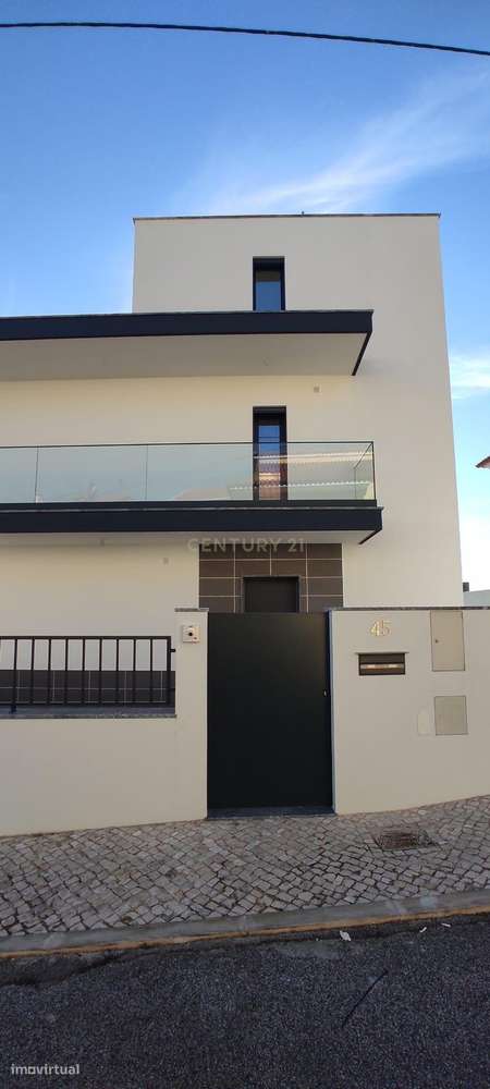 Moradia T4+1 Contemporânea com Piscina-2