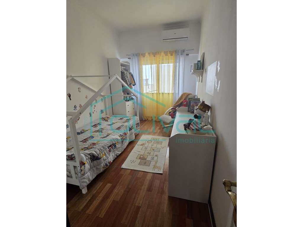 Apartamento T4 com terraço e arrecadação-23