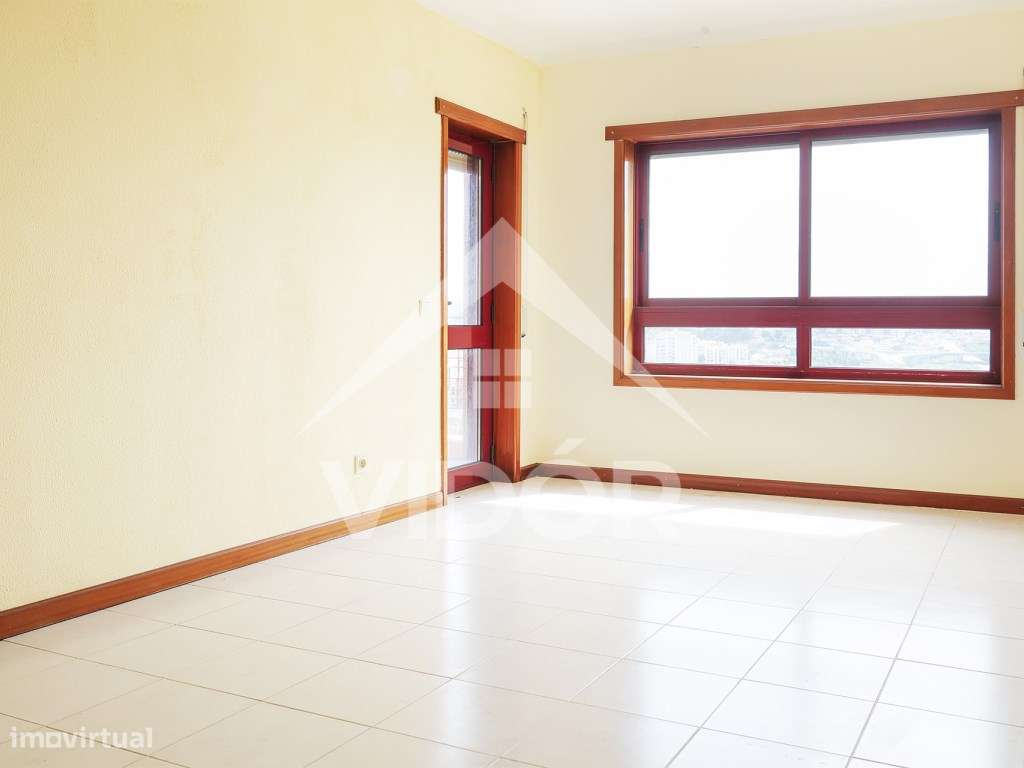 Luz Natural e Conforto T3 no 6º Andar com Parqueamento e Arrecadação - Grande imagem: 3/21