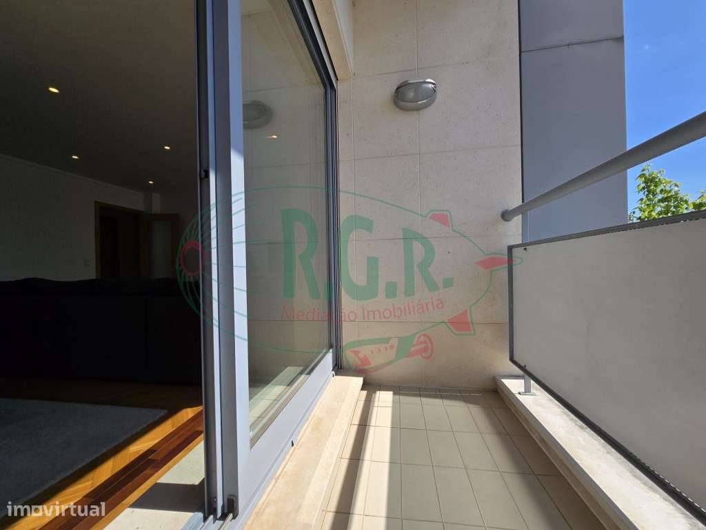 Apartamento T2| Lg Garagem 2 Carros | Localização Central São Cosme-14