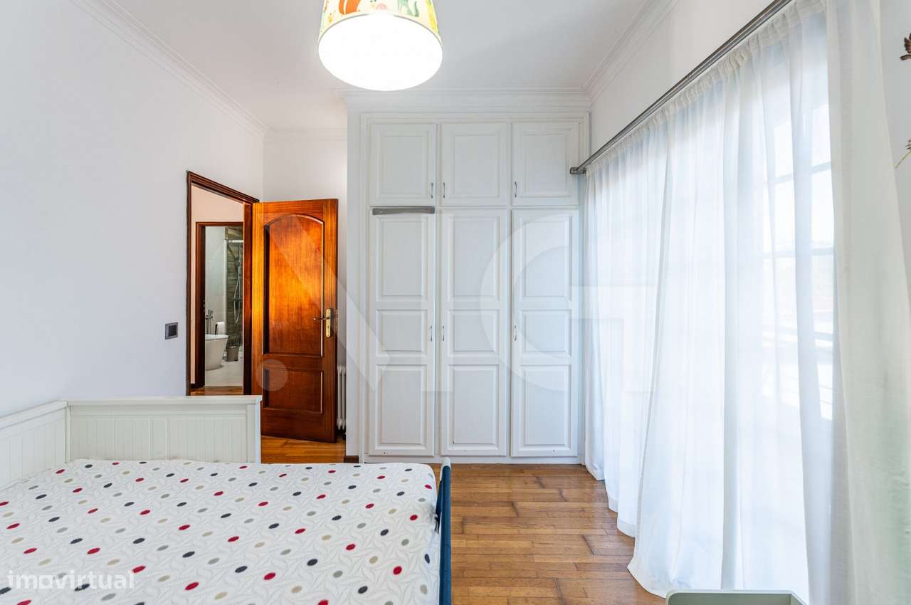 Moradia T4 com pátio, jardim e garagem em Covelas - Trofa-23