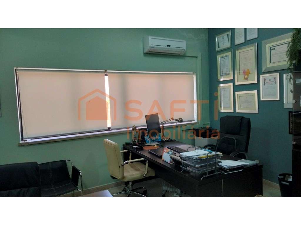 Oportunidade Única: Escritório Espaçoso com Potencial de Transforma... - Grande imagem: 2/6