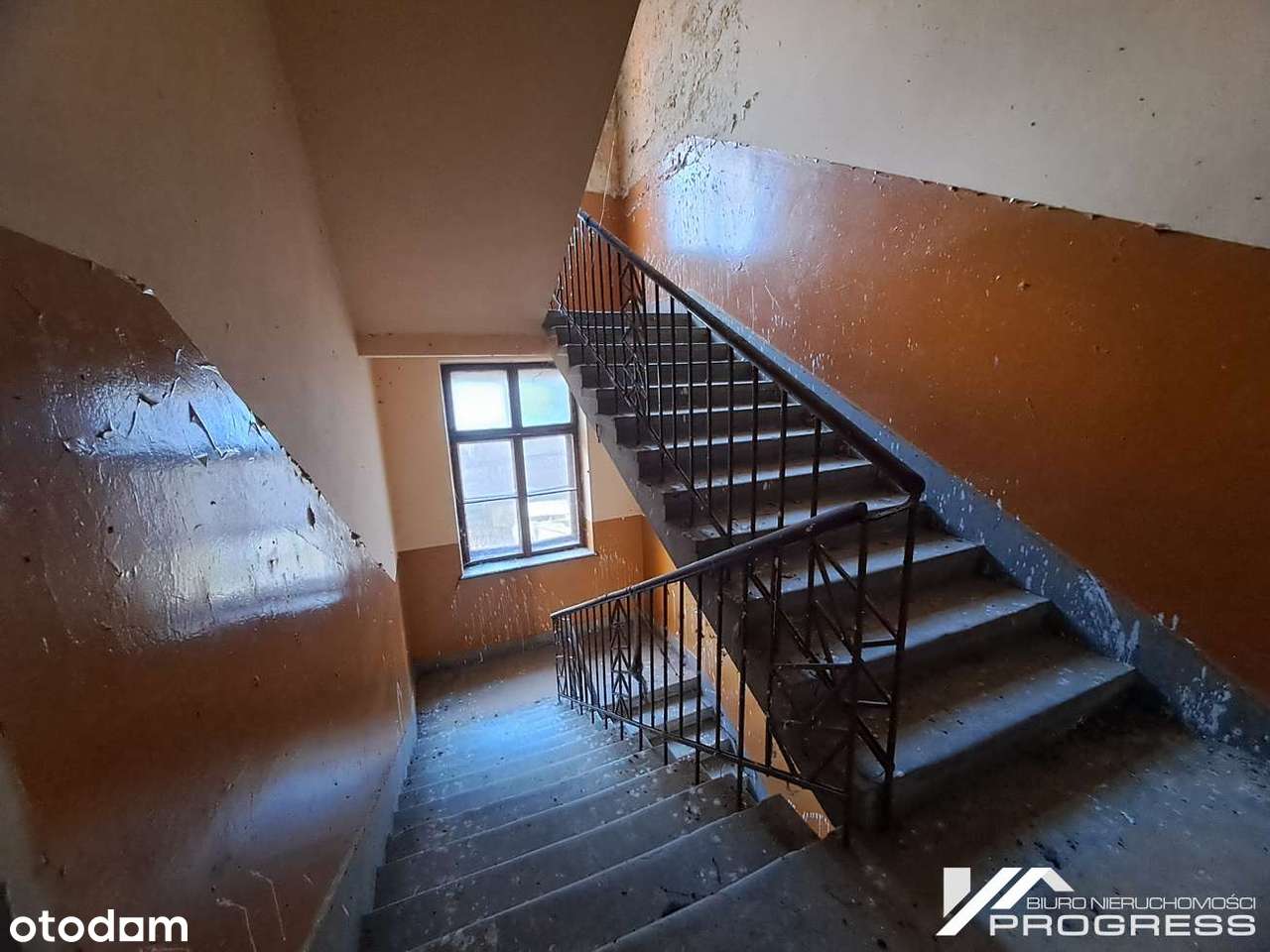 Budynek mieszkalno-usł 1384m2, mieszkalny 239m2, teren 2693m2 KROSNO-12