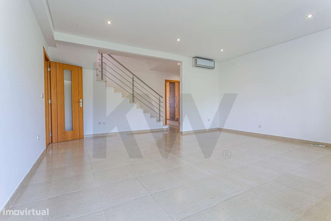 Apartamento T3 Duplex com aproveitamento superior | 5 Quartos | Garage-32