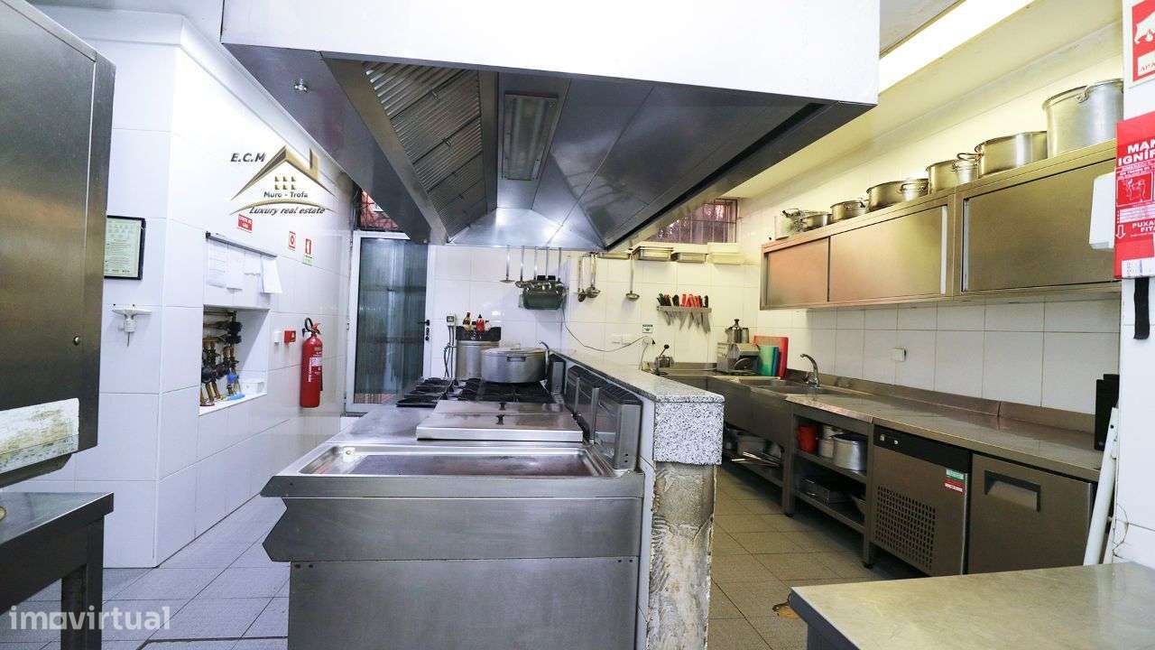 Restaurante "Castelo da Maia" Localizado em Zona Industrial,-40