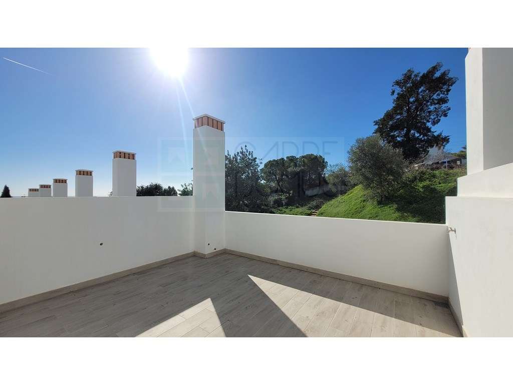 Moradia T2+1 Moderna com Terraços e Estacionamento.-20