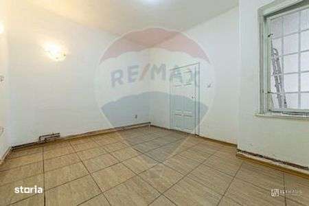 Apartament la de inchiriat la casa, spațios, nemobilat- zonă centrală - Imagine principală: 2/12