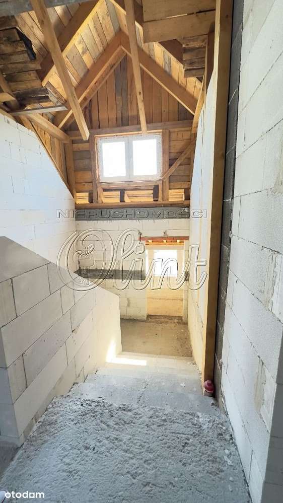 Dom z basenem na sprzedaż-9