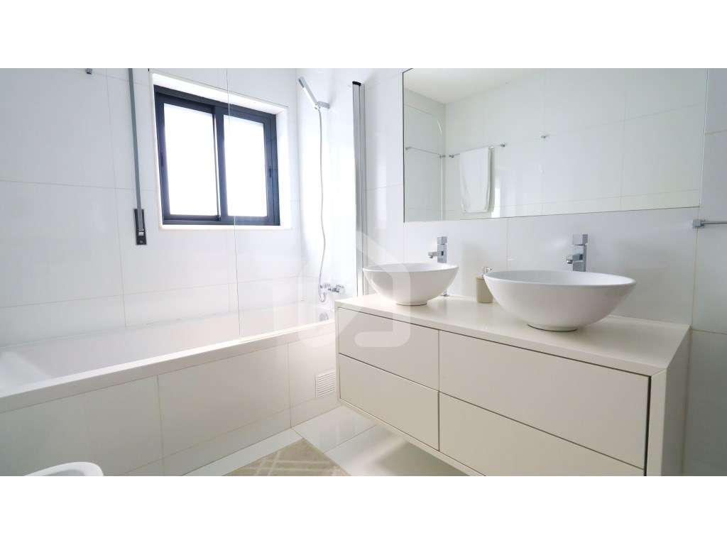 Moradia individual T4+1 com piscina, em Esmeriz-20
