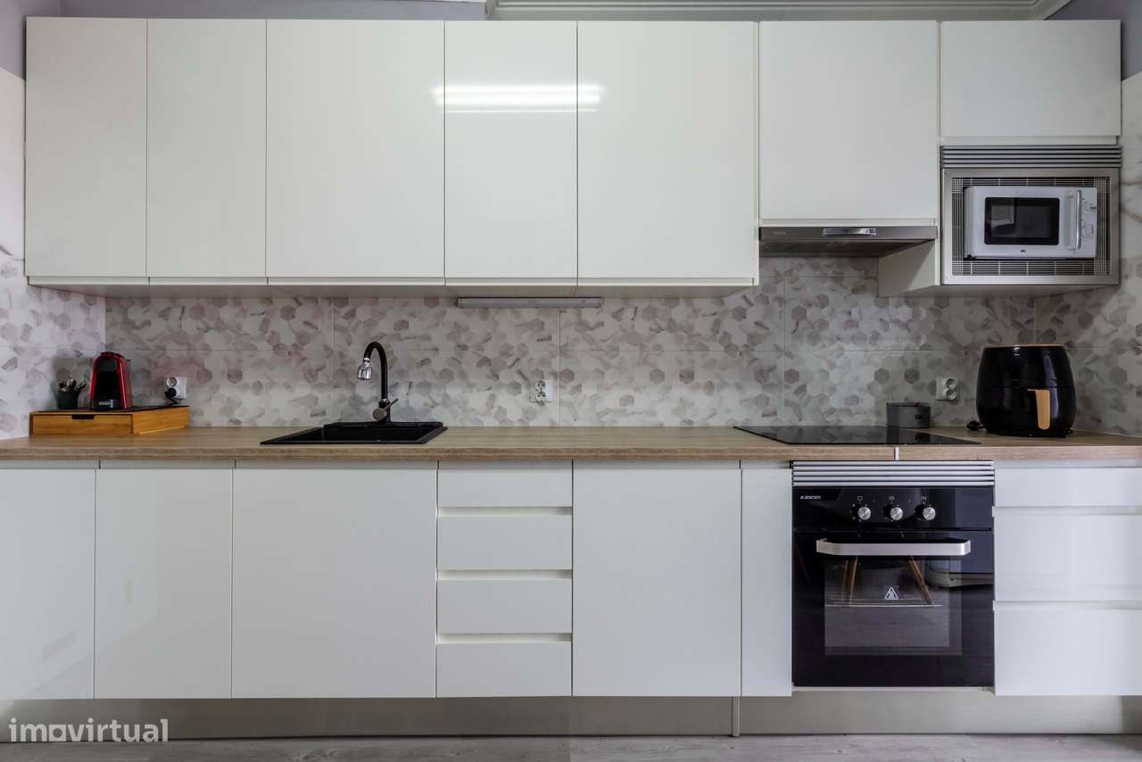 Apartamento T2 Remodelado c/ Lugar de Estacionamento em Mem Martins, S-16