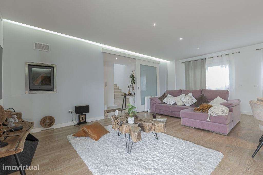 Moradia V4 em Santo António da Charneca, Barreiro  Conforto, Espaço...-9