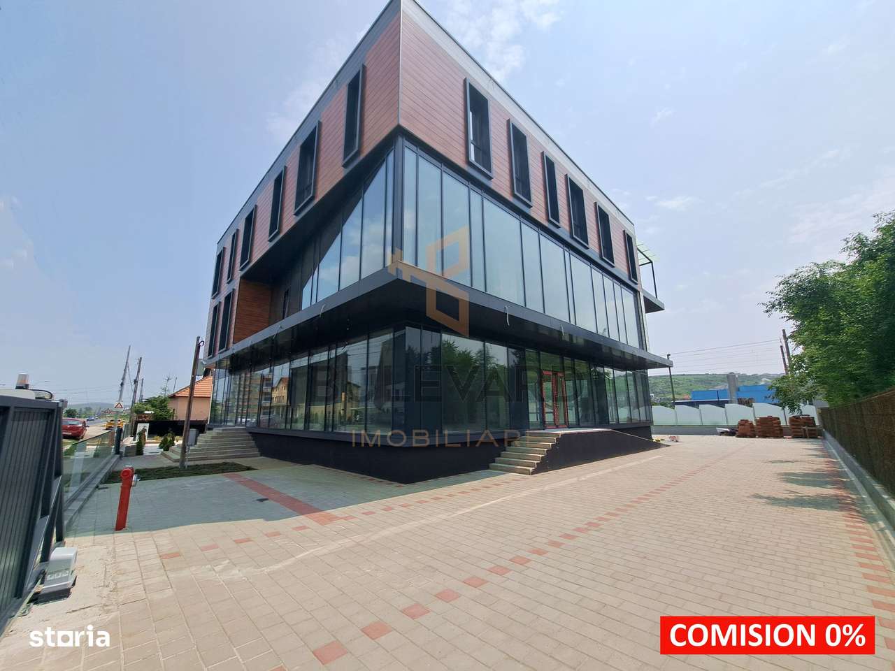 Cladire comerciala situata la drum intens circulat, 1365 mp utili + 20 - Imagine principală: 1/20