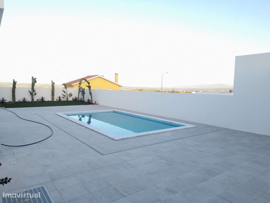 Moradia térrea T3 independente com piscina-20