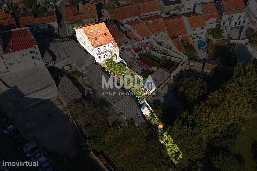 Moradia T9 no Centro de Ovar - Potencial para Turismo | Moradia Bifami-5