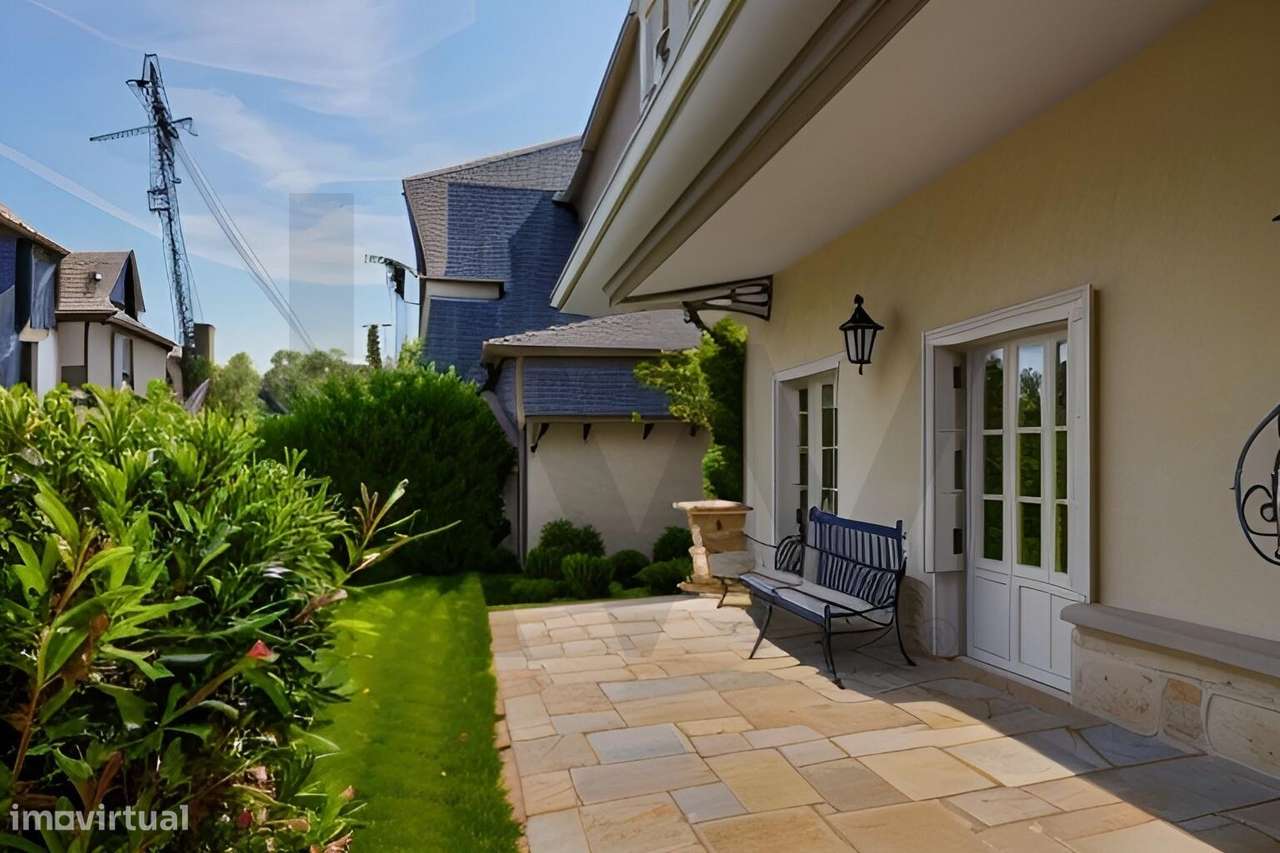 São destemidos e fãs de obras? Moradia T5 para remodelação em São João - Grande imagem: 5/54