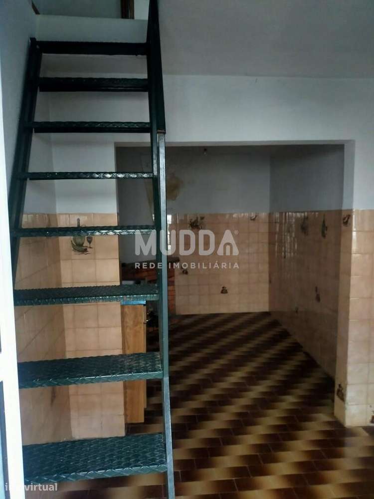 Duas moradias e uma garagem para venda em Gouveia-15