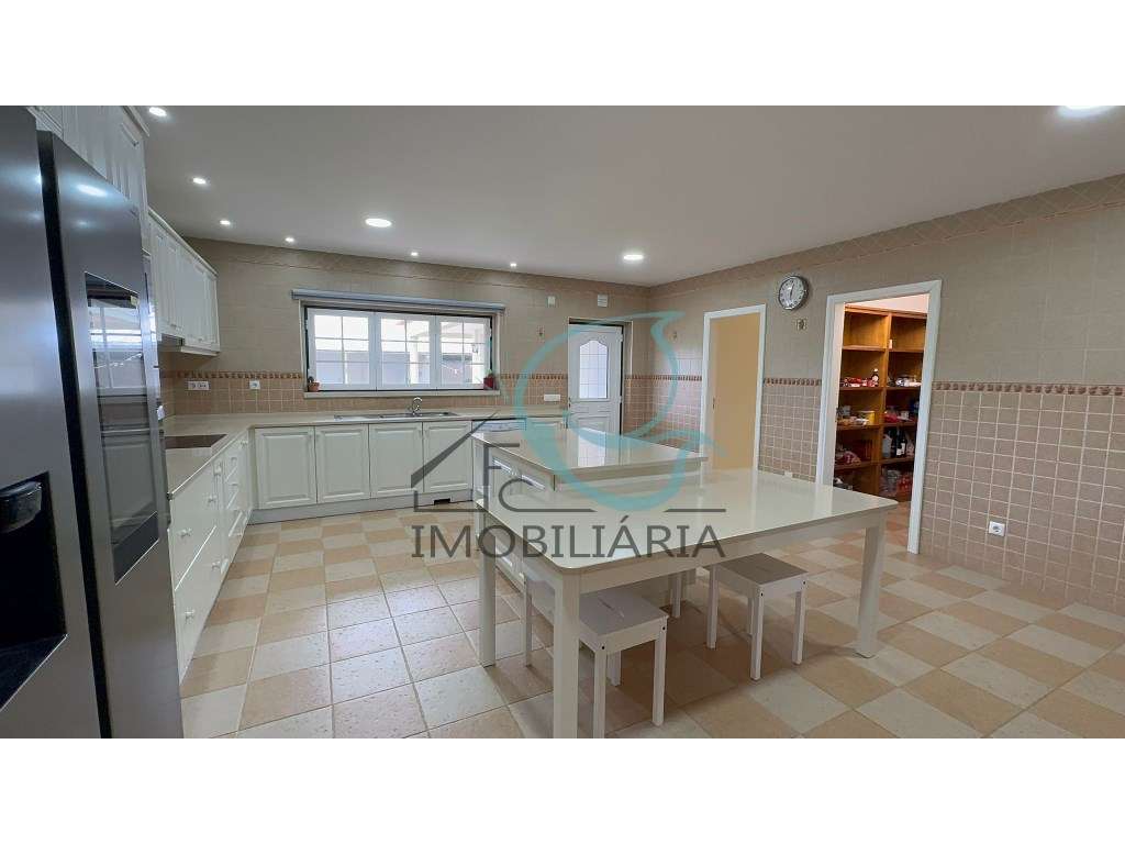 Moradia T5 com Vista para a Serra em Alenquer-42