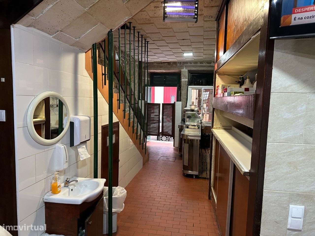 Prédio de 3 pisos para remodelação no centro histórico do Porto-20