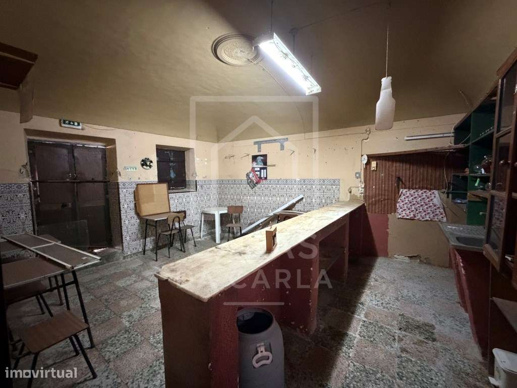 Moradia com espaço comercial com 657m2 em Albergaria dos Fusos-25