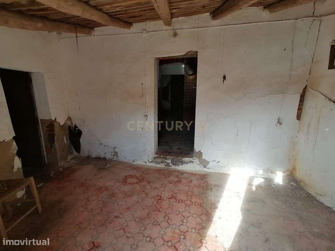 Moradia antiga com vários anexos para recuperação em Ribeira de Odelou - Grande imagem: 4/13