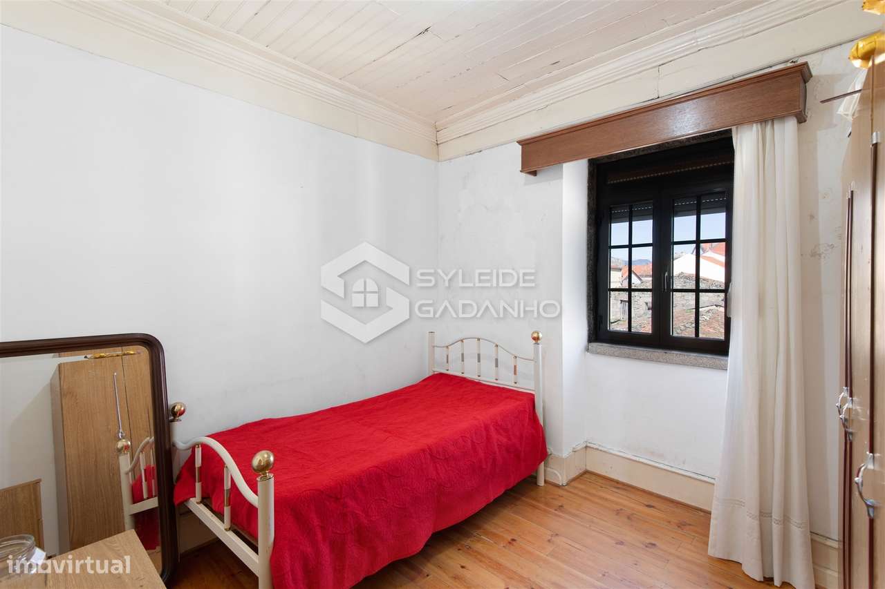 Prédio para venda centro de Caria com comércio no rés-do-chão e ampla-45